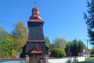 To jedna z najpiękniejszych wsi w Małopolsce. Zasłynęła dzięki jednej decyzji proboszcza