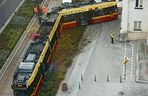 Łódź. Tramwaj wykoleił się po zderzeniu z autem. Zatrzymał się kilkanaście centymetrów przed budynkiem