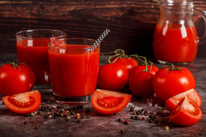 Dlaczego warto pić sok pomidorowy? Poznaj zalety soku pomidorowego