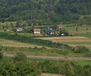 To jedna z najciekawszych wsi w Małopolsce. O jej lokację zabiegła królowa Polski 