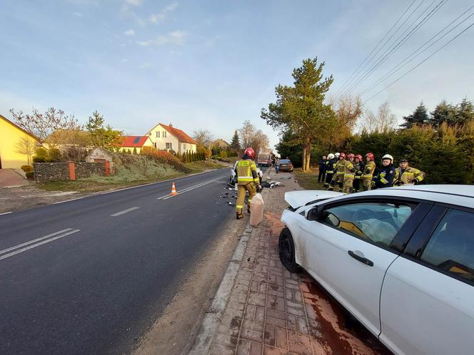 Wypadek w Ambrożowie! Zderzyły się trzy auta, ruch odbywa się wahadłowo