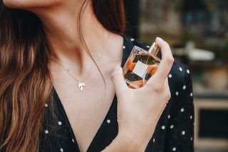 Zapach perfum utrzyma się cały dzień. 5 zasad używania perfum, które musi znać każda kobieta