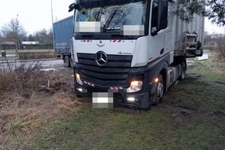 Tir zakopał się w błocie