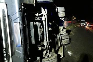 Tir przewożący jabłka wylądował na boku. Towar wysypał się na łąkę