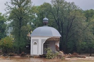 Zniszczona przez powódź kaplica św. Onufrego w Stroniu