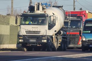 Kabel zawisł nad droga i blokował ruch