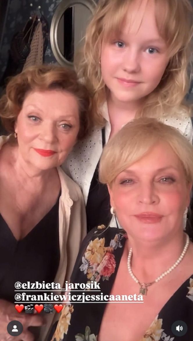 Barwy szczęścia na planie. Emilka (Jessica Frankiewicz), Józefina (Elżbieta Jarosik), Małgorzata (Adrianna Biedrzyńska)