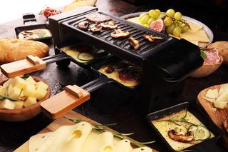 Raclette: co to jest i jak je przygotować? Składniki, porady i przepisy na raclette