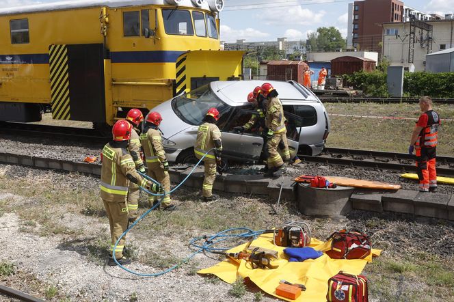 Kontrolowane zderzenie pociągu z osobówką