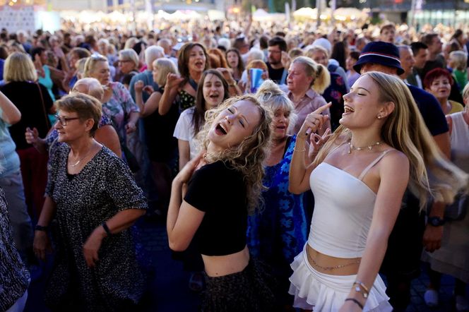 Potańcówka przed Teatrem Śląskim w Katowicach (09.08)