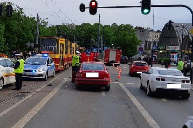 Łódź: Śmiertelny wypadek na Piotrkowskiej. Taksówka wjechała wprost pod tramwaj!