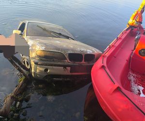 BMW na dnie jeziora! Tajemnica wyjaśniła się po czterech dniach. Policja: mogło dojść do tragedii