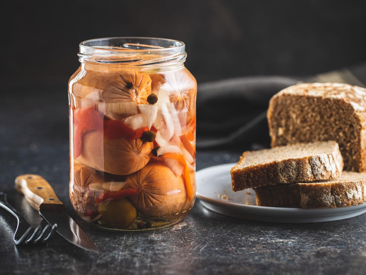 Serdelki marynowane z cebulą i czerwoną papryką