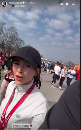 Roxie Węgiel  biega z Kevinem