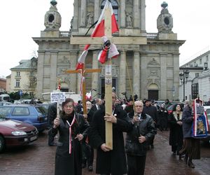 15. rocznica katastrofy smoleńskiej. Burzliwa historia krzyża sprzed Pałacu Prezydenckiego