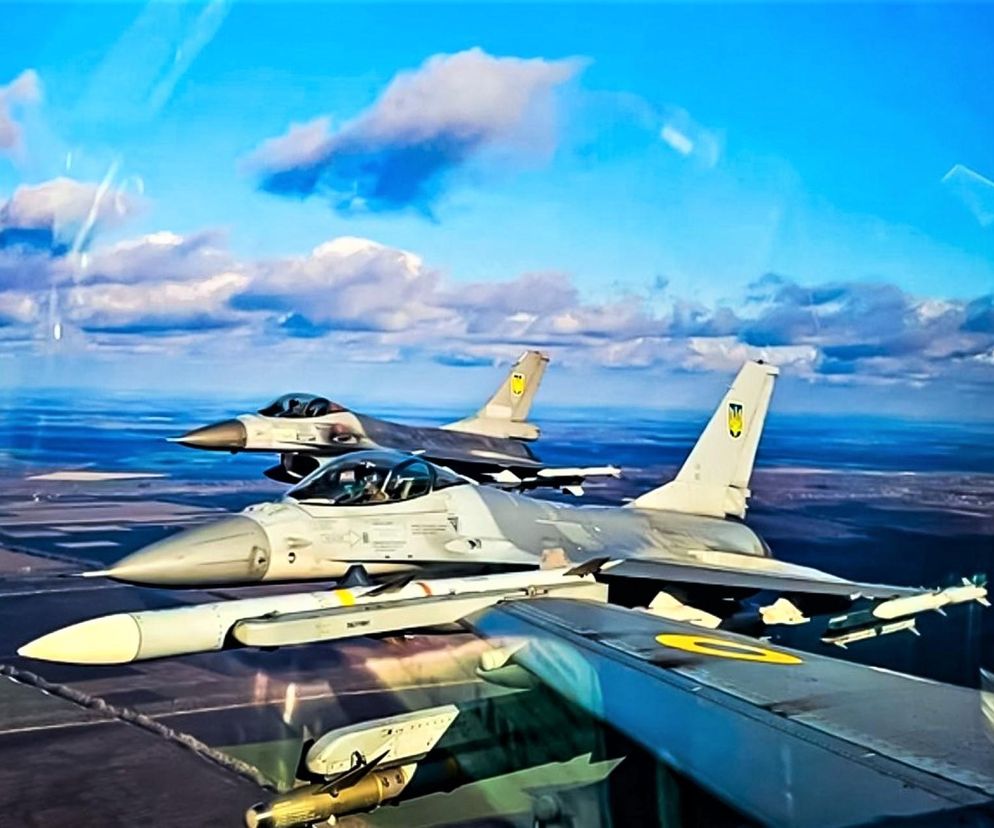 Dwa ukraińskie myśliwce F-16 w locie nad ziemią. O sukcesach tych maszyn przeczytasz na SE Portal Obronny.