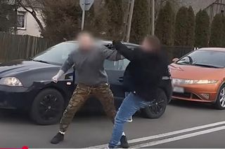 Do sieci trafiło szokujące nagranie. Brutalna bójka kierowców. Przez kilka minut kopali się na oczach świadków