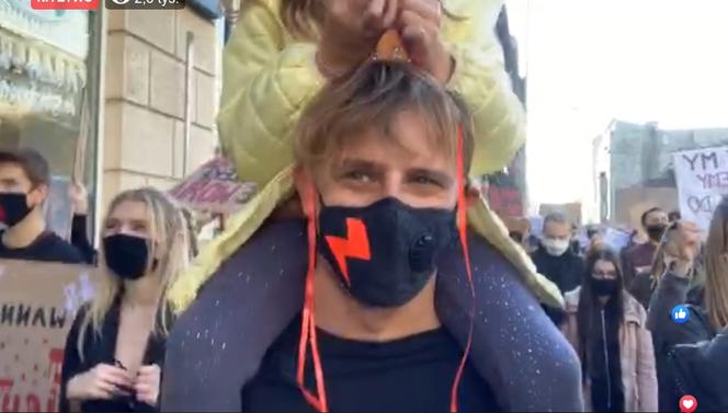 Strajk Kobiet w Łodzi: Protestujący idą ulicami miasta