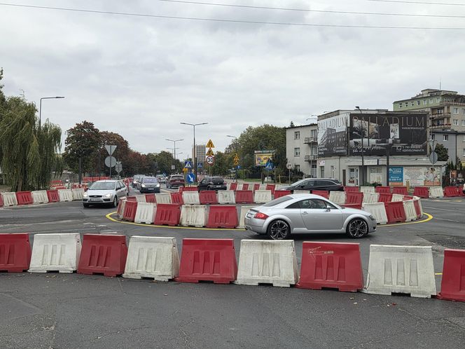 Tak się teraz jeździ na osiedlu Leśnym. Utrudnienia dla kierowców i pasażerów!