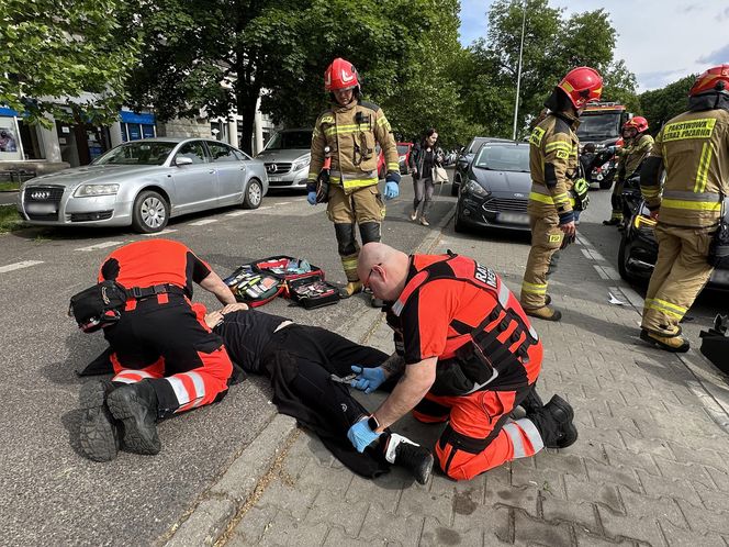 Motocyklista zderzył się z oplem i walnął w forda. Poważny wypadek na Pradze-Północ kont. Warszawa