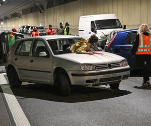 Pożar i dachowanie auta w tunelu POW