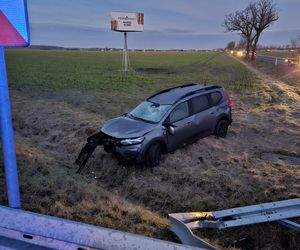 Kierujący dacią dachował w rowie. Wypadek na DK12 niedaleko Borku