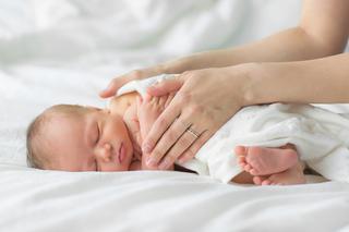 Pielęgnacja skóry noworodka latem. Na co zwrócić szczególną uwagę, by chronić delikatną skórę dziecka