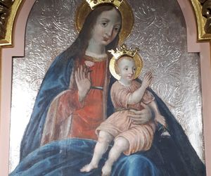 To malownicza małopolska wieś. Słynie z dzwonów poświęconych papieżowi i Maryi