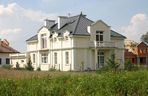 Nowy stylizowany dom, w którym facjaty i facjatki są doskonałym uzupełnieniem bryły retro