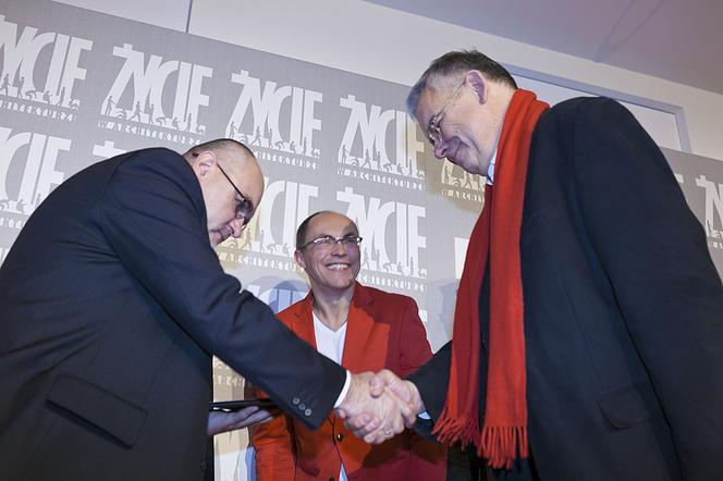 Andrzej Moroz wręcza nagro autorm Ulubieńca Polski 2000-2012, Grzegorzowi Stiasnemu i Jakubowi Wacławkowi