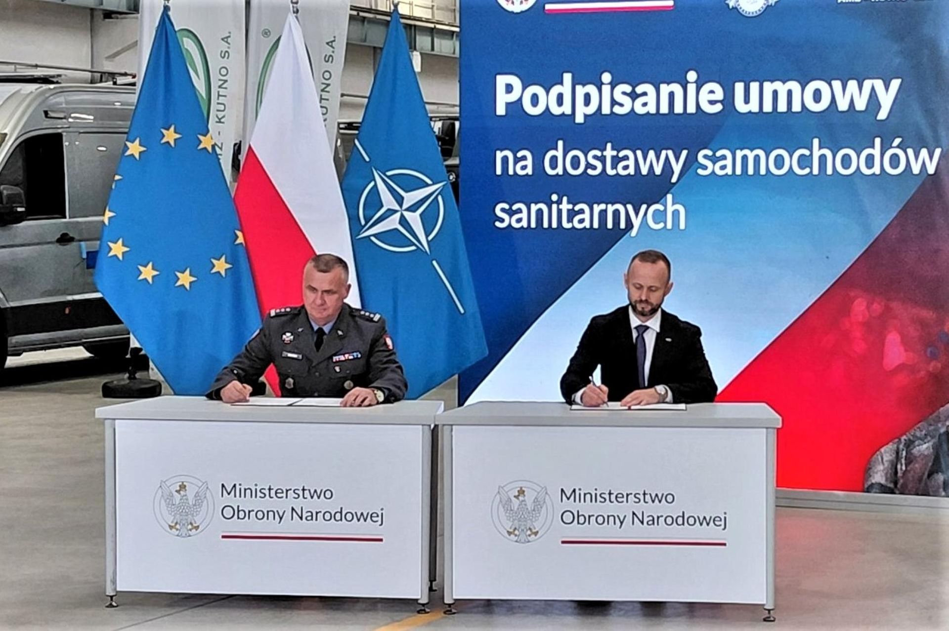Umowa AMZ Kutno - Ambulansy wielonoszowe 4x4