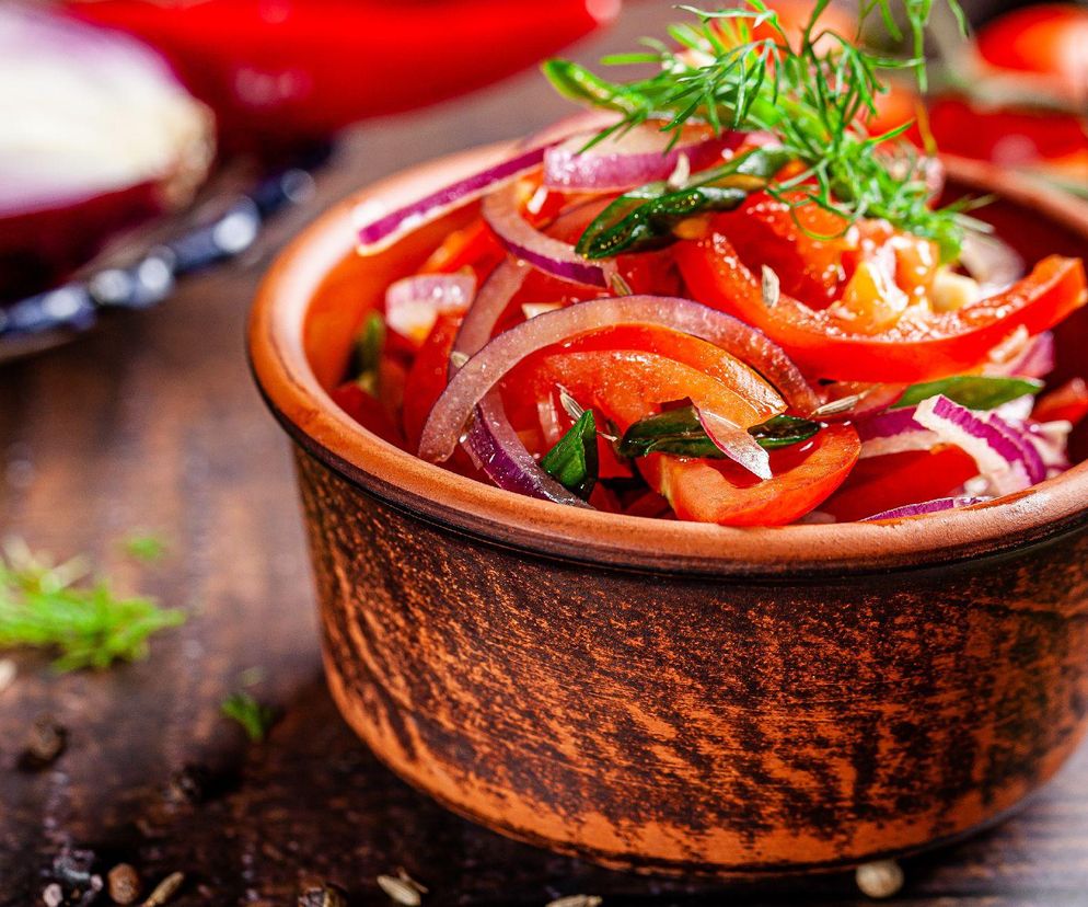 pomidory z czerwoną cebulą