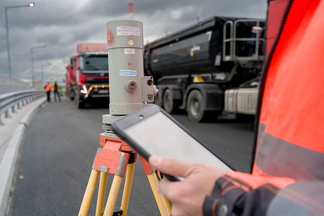 Kolumna wielkich tirów w Rembertowie. Tak testowali nowy wiadukt