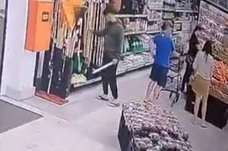 Mąż pracownicy supermarketu uderzył łopatą jej szefa. W sklepie pełno ludzi, wszystko się nagrało!