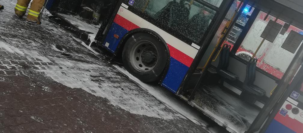 Uwaga! Pożar autobusu komunikacji miejskiej w Bydgoszczy! [AKTUALIZACJA, ZDJĘCIA]