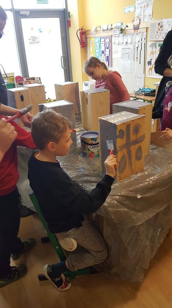 Dzieci z fundacji INKLUZJA budują domki dla ptaków