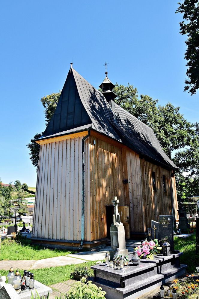 Uchodzi za jedną z najpiękniejszych wsi w Małopolsce. Zamieszkał w niej pustelnik