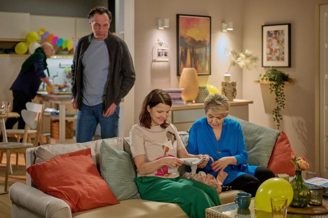 Na Wspólnej odc. 4034: Roman (Waldemar Obłoza), Edward (Wojciech Skibiński), Marta (Joanna Jabłczyńska), Honorata (Aleksandra Konieczna)