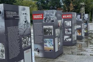 Wystawa ''Dekalog ks. Jerzego'' dostępna przy Koszalińskiej Bibliotece Publicznej