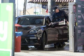 Tata wypucował Idze porsche