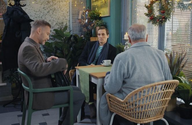 M jak miłość, odcinek 1853: Olek (Maurycy Popiel), Andrzej Budzyński (Krystian Wieczorek), Argasiński (Karol Strasburger)