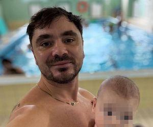 Daniel Martyniuk uczy syna pływać