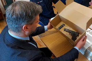 Arsenał w psiej budzie! Wnuczek niechcący odnalazł pamiątki dziadka