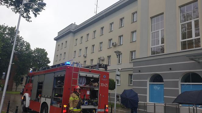 Alarm w komendzie wojewódzkiej policji w Białymstoku. Ewakuowano cały budynek [ZDJĘCIA]