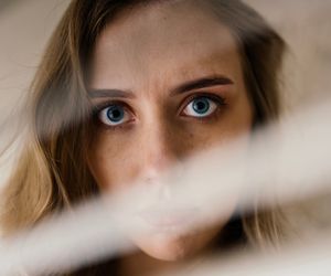 Kształt oczu a szczęście w życiu. Masz oczy sanpaku? To wyjątkowo zła wróżba