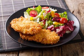 Chrupiący kurczak w parmezanie zachwyca. Prosty przepis na domowy obiad