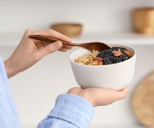 Robi się ją 10 minut a działa cuda. Owsianka z daktylami to idealny sposób na rozpoczęcie dnia