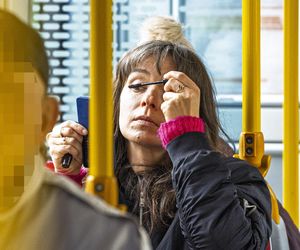 Jachira maluje się w tramwaju