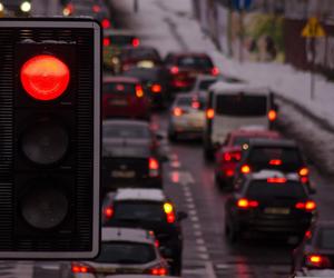 Zielona strzałka może Cię drogo kosztować! Nowy taryfikator mandatów zezłościł kierowców