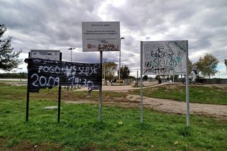 Zniszczone ławeczki i tablice – nad zalewem w Siedlcach doszło do aktów wandalizmu. Zostaną tam zainstalowane kamery miejskiego monitoringu